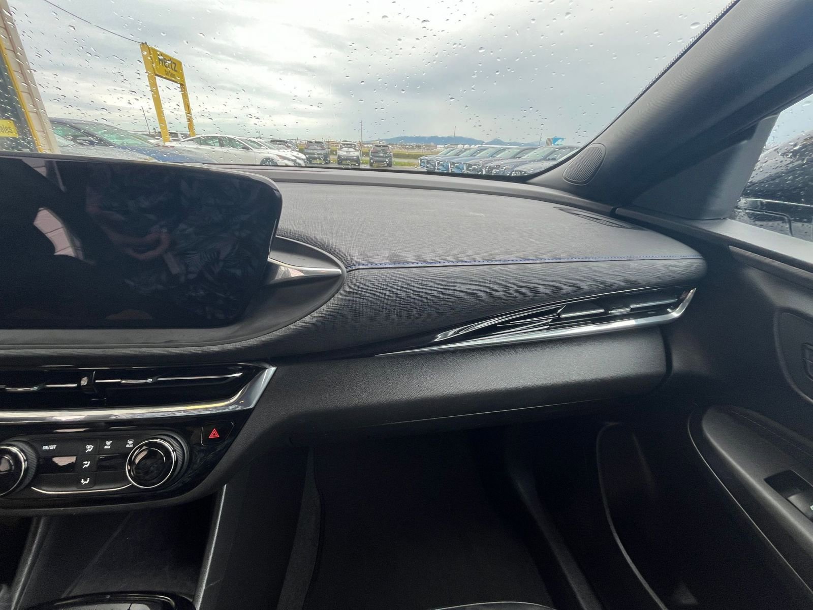 Used 2025 Buick Envista Sport Touring image 37