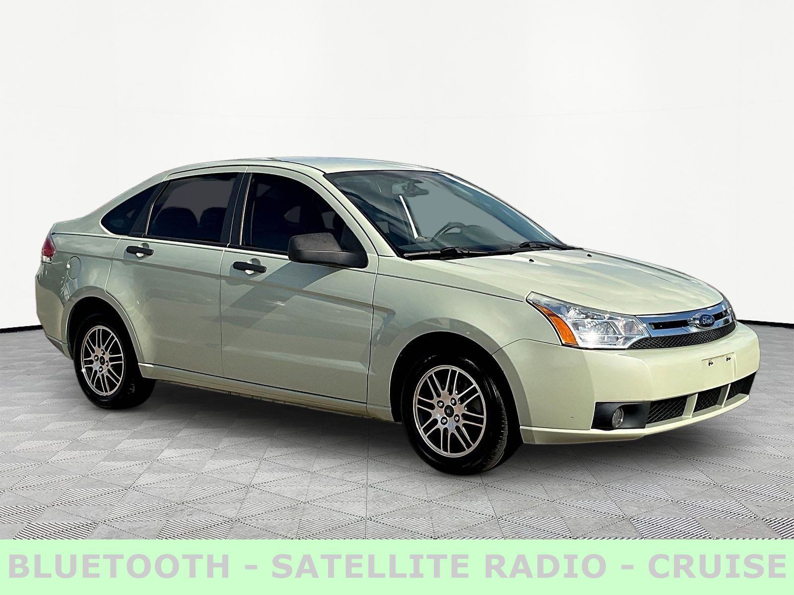 Used 2010 Ford Focus SE FWD image 3