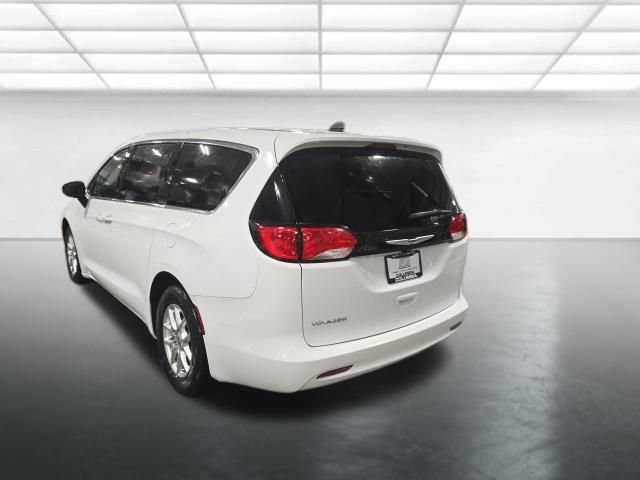 Used 2023 Chrysler Voyager LX image 6