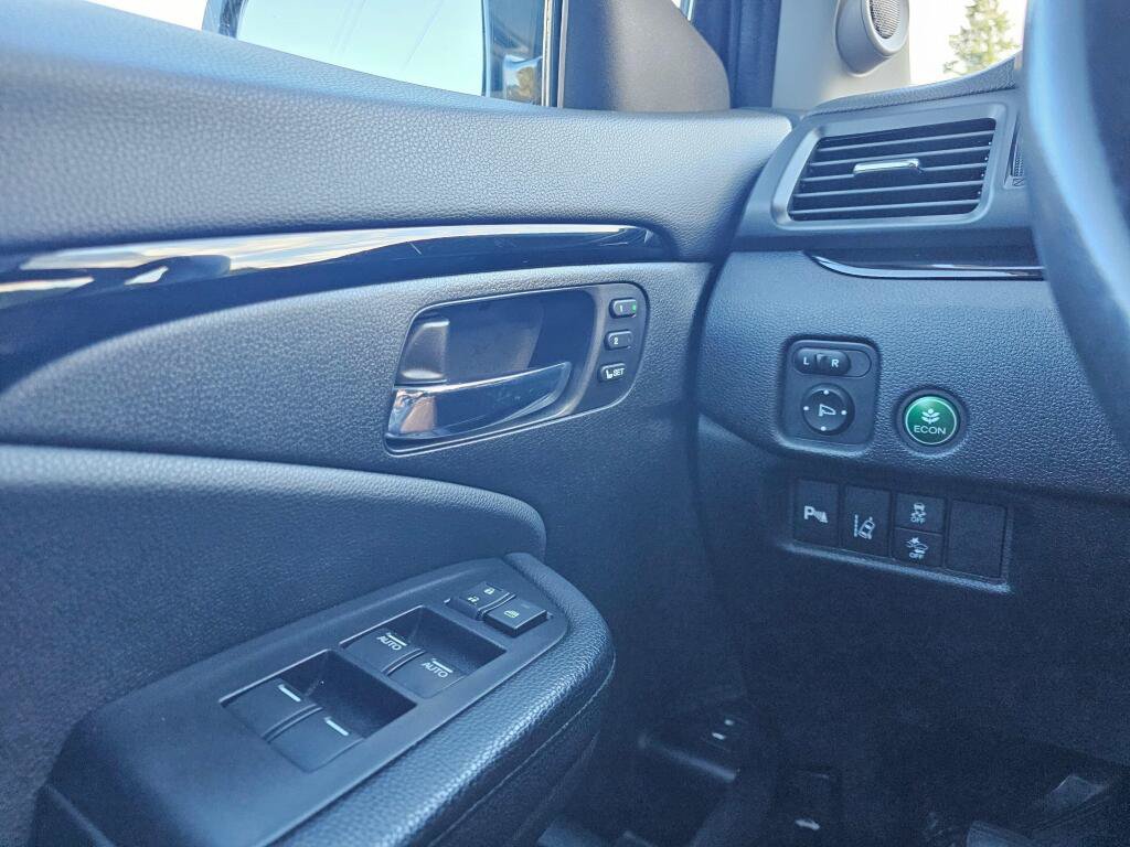 Certified 2018 Honda Pilot Touring image 34