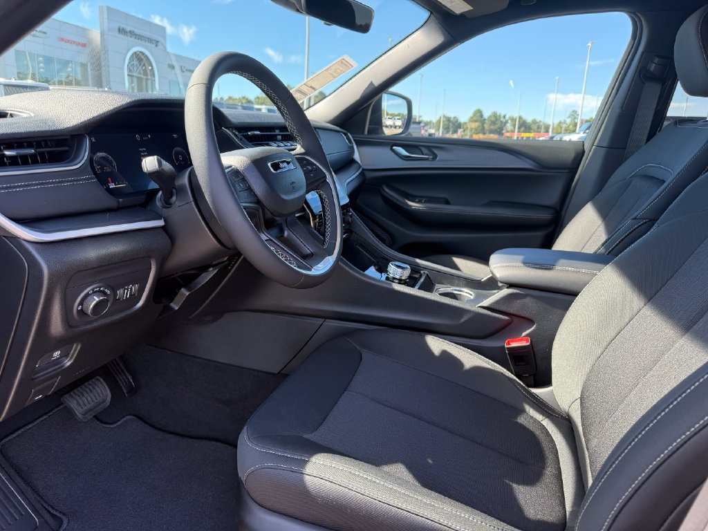 New 2027 Jeep Grand Cherokee Laredo RWD image 4