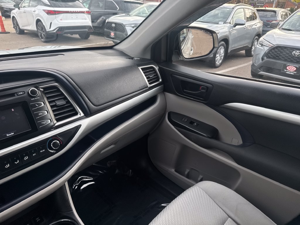 Used 2019 Toyota Highlander LE AWD/4WD image 29