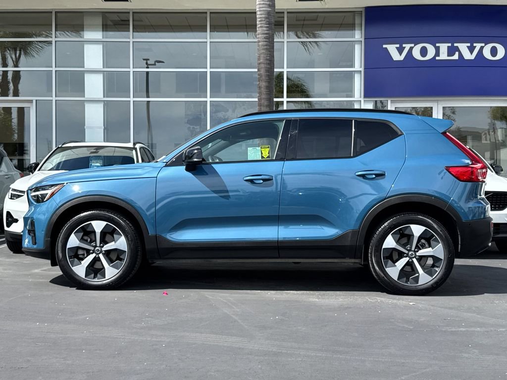 Certified 2025 Volvo XC40 B5 Plus image 2