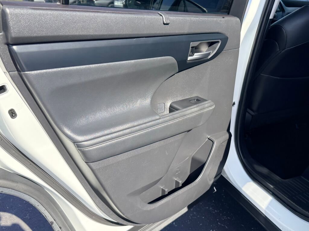 Used 2021 Toyota Highlander XLE image 18