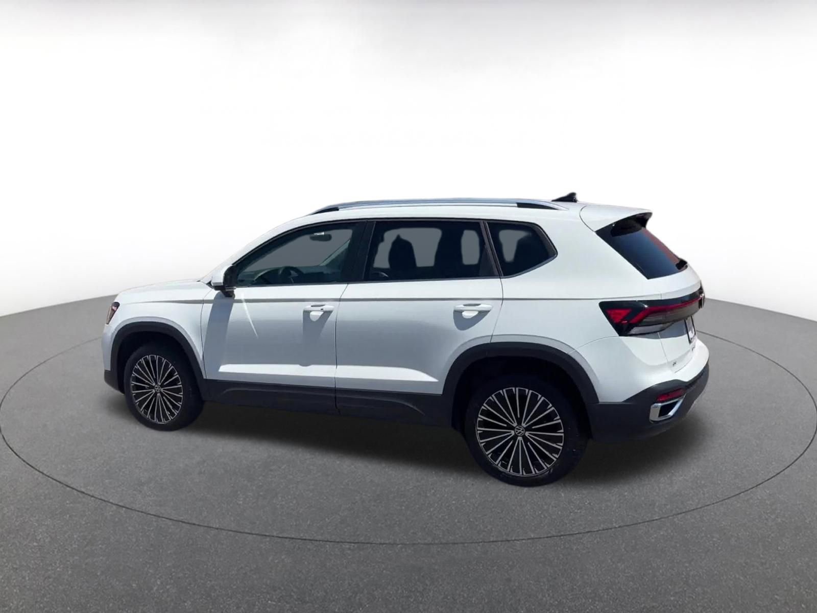 Used 2025 Volkswagen Taos SE FWD image 10