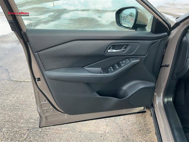 Used 2025 Nissan Rogue SV image 11