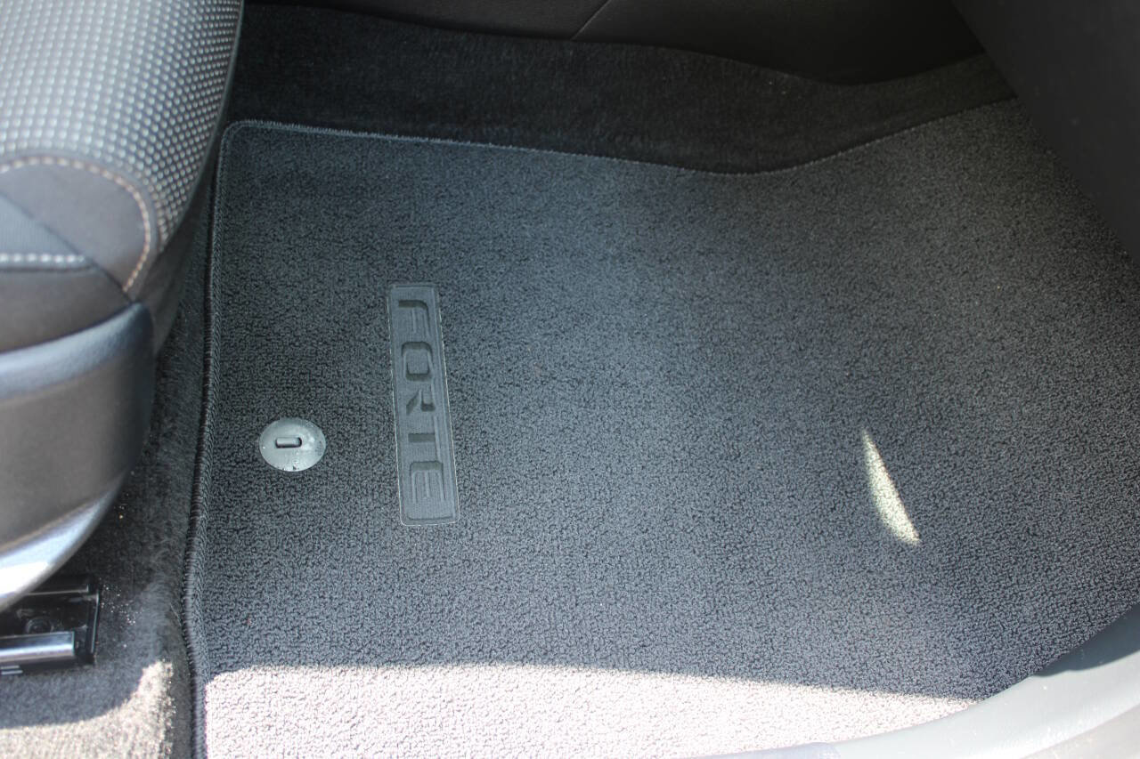 Used 2020 Kia Forte LXS FWD image 12
