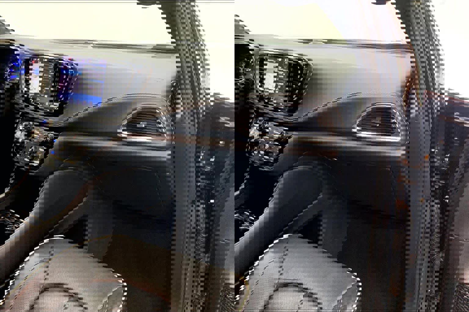 Used 2021 Chrysler Pacifica Limited w/ Uconnect Theater Family Group image 25