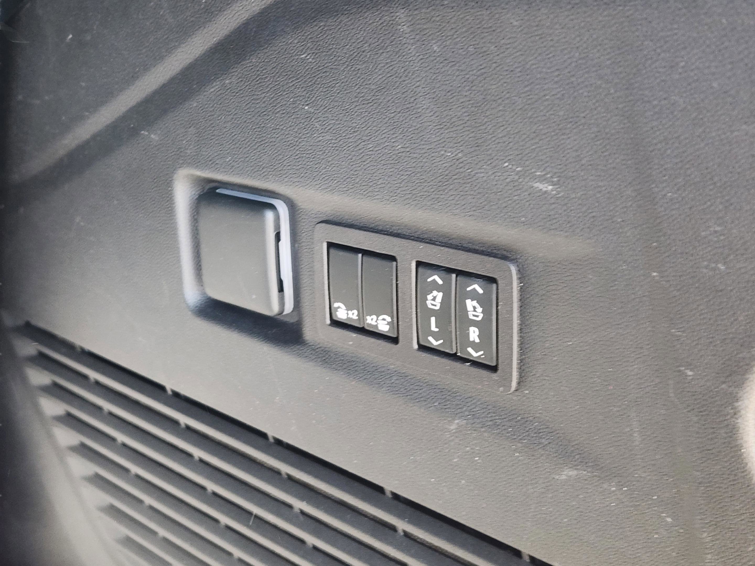 Used 2023 Chevrolet Tahoe Premier AWD/4WD image 38