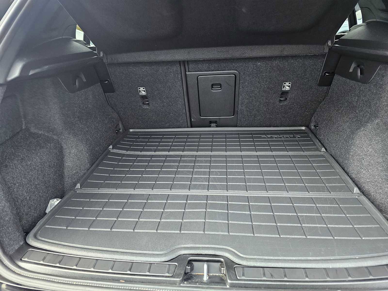 Certified 2025 Volvo XC40 B5 Plus w/ Protection Package Premier image 16