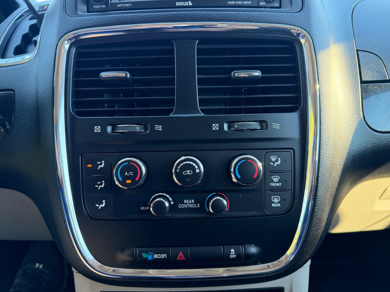 Used 2018 Dodge Grand Caravan SE w/ UConnect Hands-Free Group FWD image 26