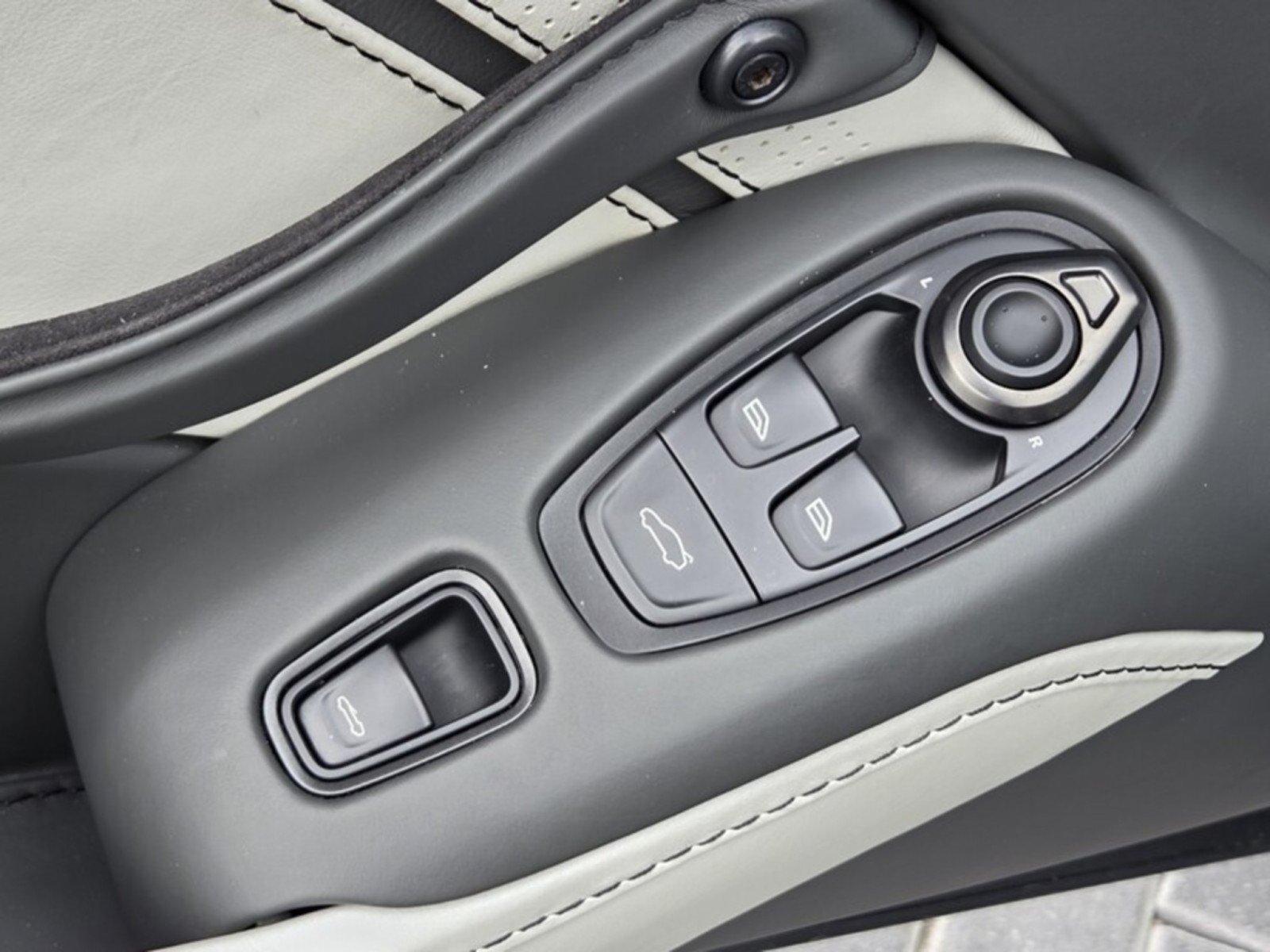 Used 2023 Aston Martin V8 Vantage Roadster RWD image 23