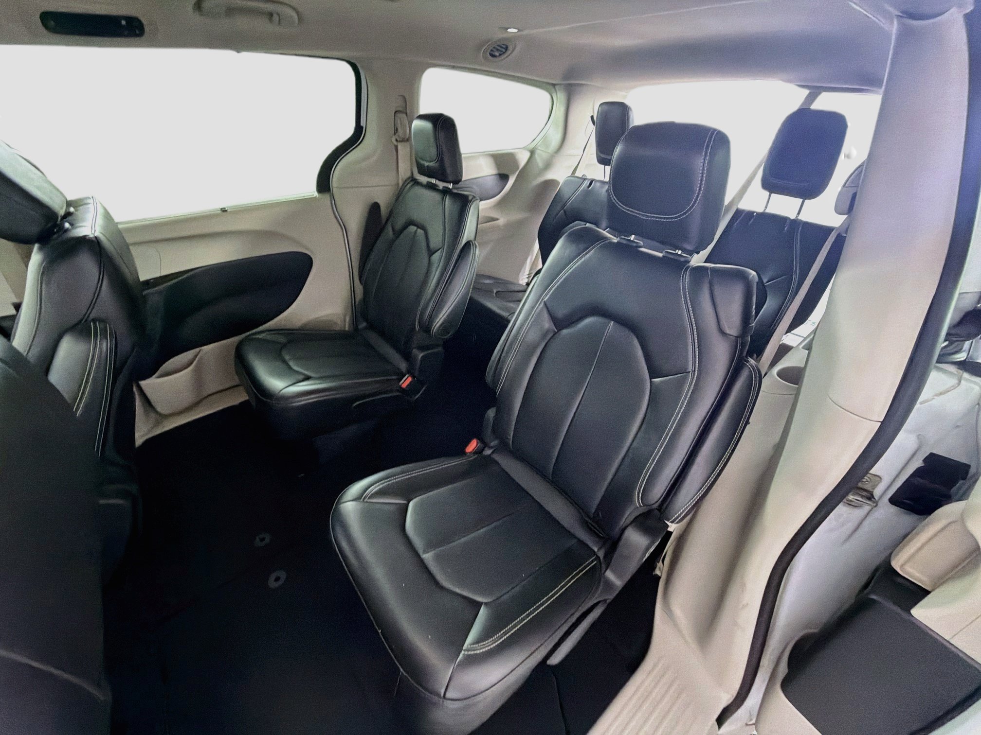Used 2024 Chrysler Pacifica Touring-L FWD image 27