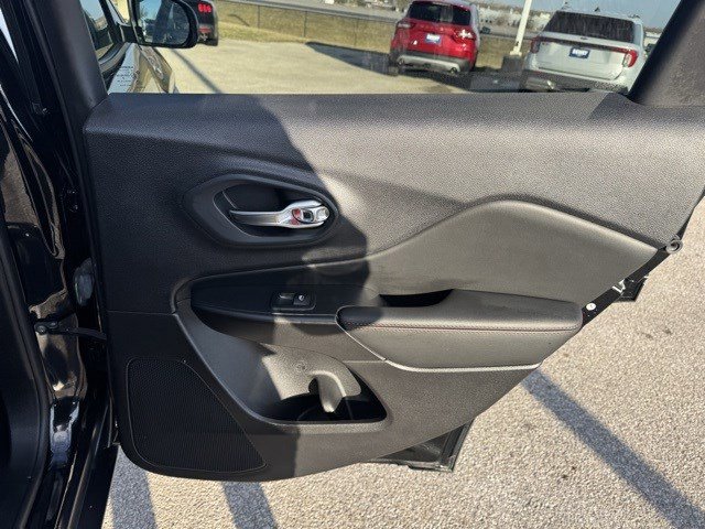 Used 2022 Jeep Cherokee Trailhawk w/ Comfort/Convenience Group image 31