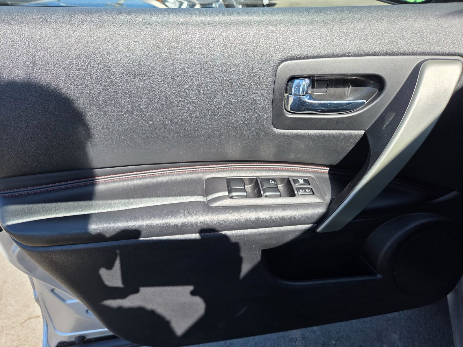 Used 2011 Nissan Rogue SV w/ SL Pkg image 7