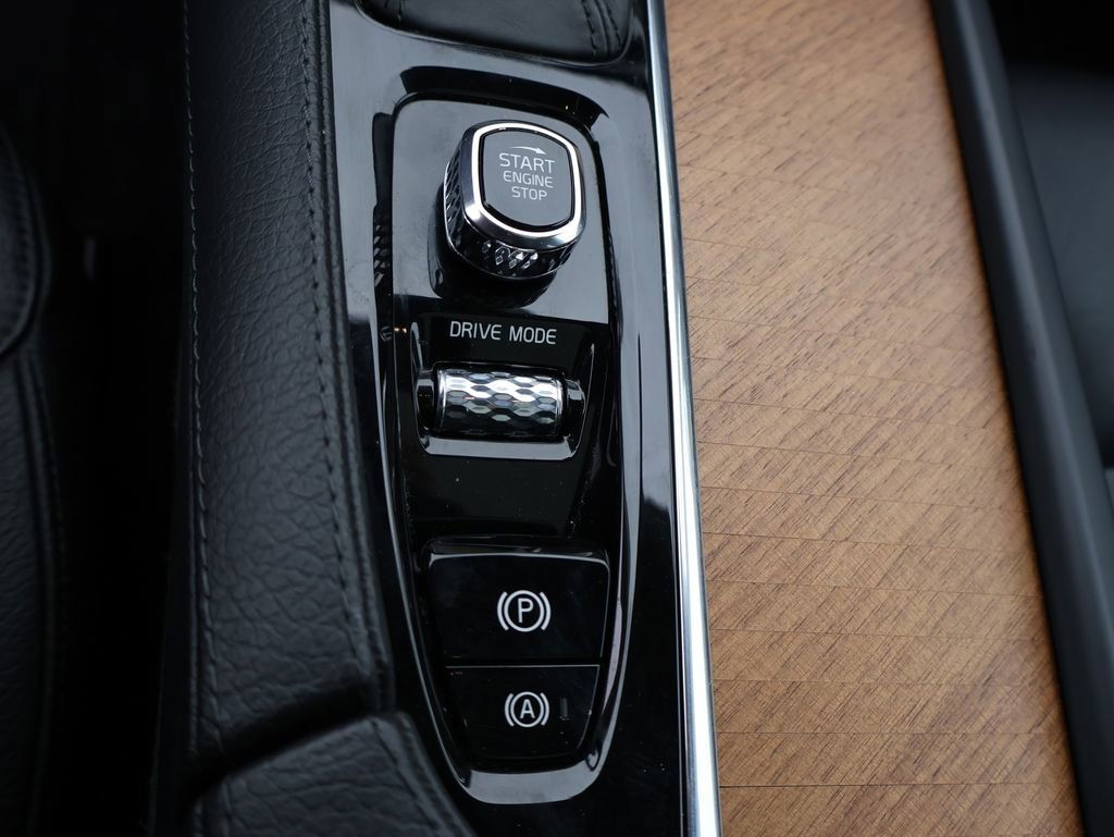 Used 2021 Volvo XC90 T6 Momentum w/ Advanced Package image 32