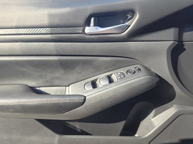 Used 2025 Nissan Altima 2.5 SV FWD image 24
