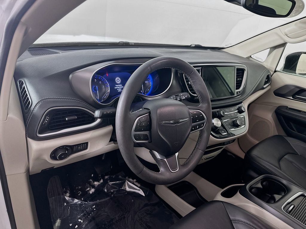Used 2023 Chrysler Pacifica Touring-L image 14