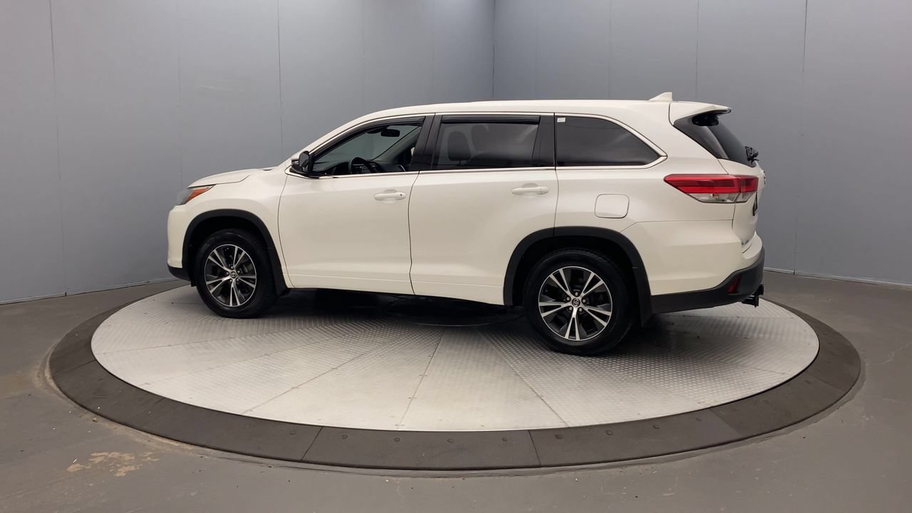 Used 2018 Toyota Highlander Plus AWD/4WD image 2