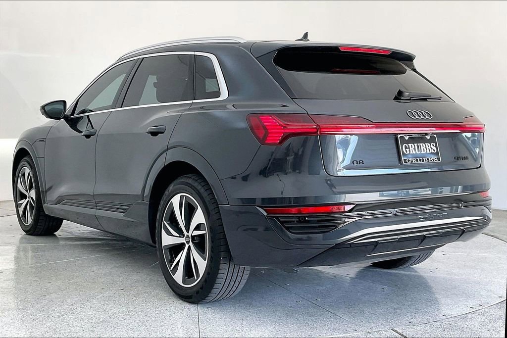 Used 2024 Audi Q8 e-tron Premium Plus w/ Premium Plus Package image 16