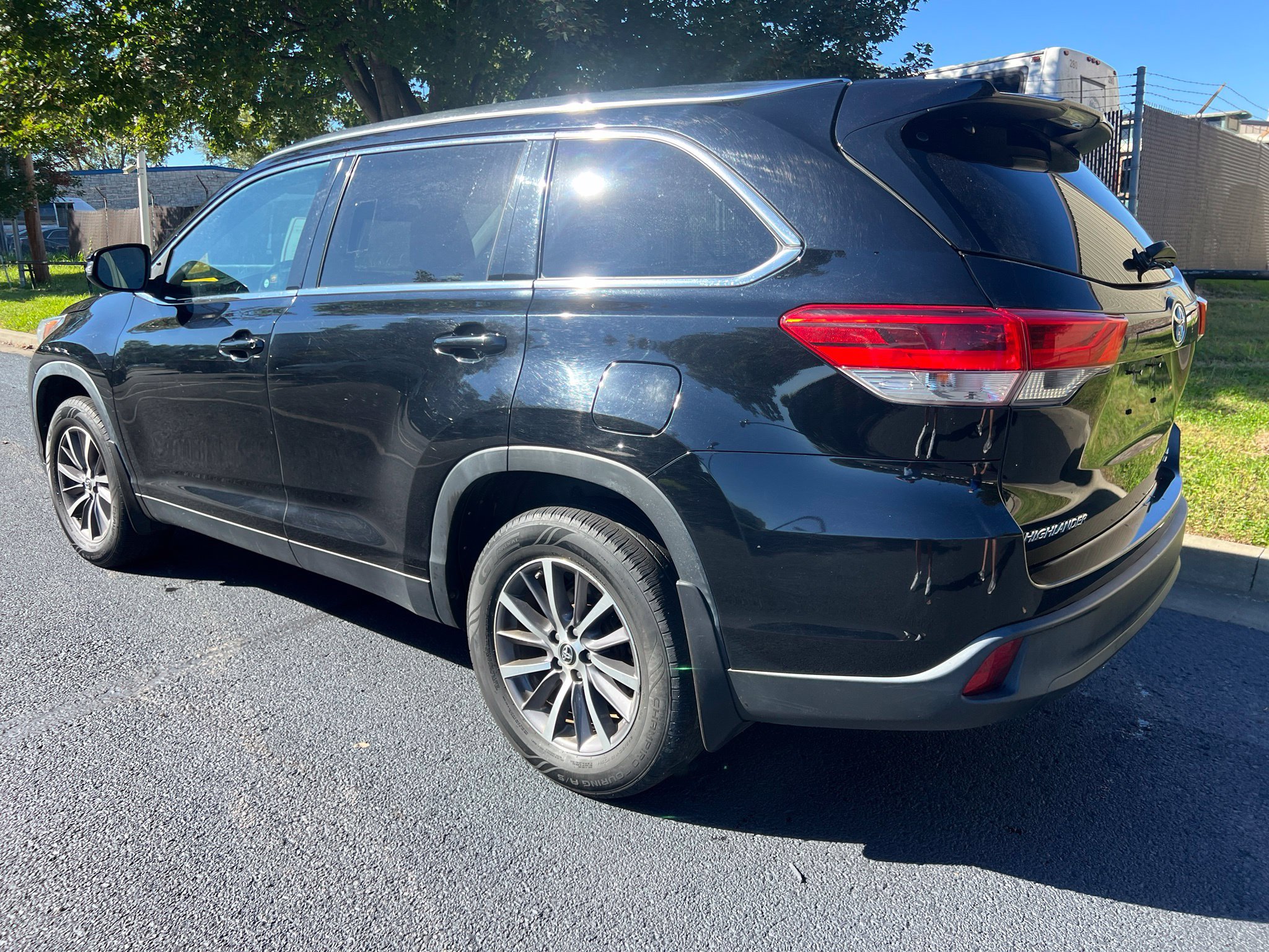 Used 2019 Toyota Highlander XLE AWD/4WD image 8