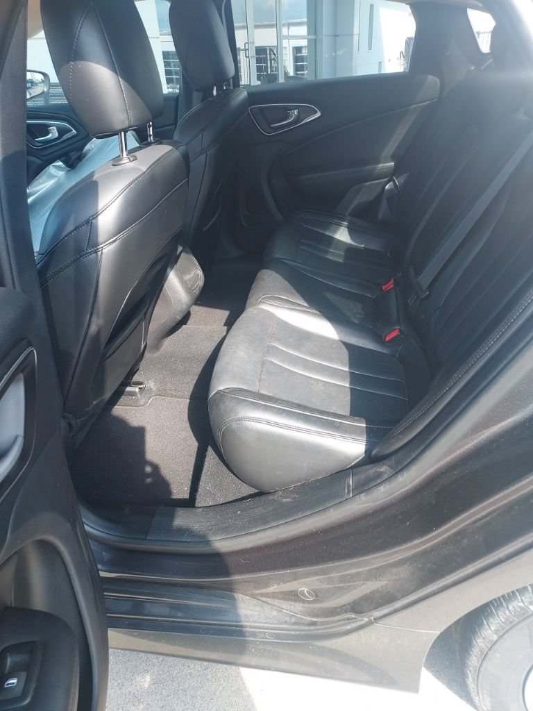 Used 2017 Chrysler 200 Limited Platinum FWD image 8