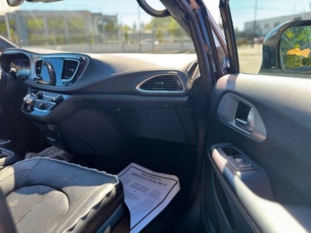 Used 2018 Chrysler Pacifica Limited w/ Advanced Safetytec Group FWD image 32