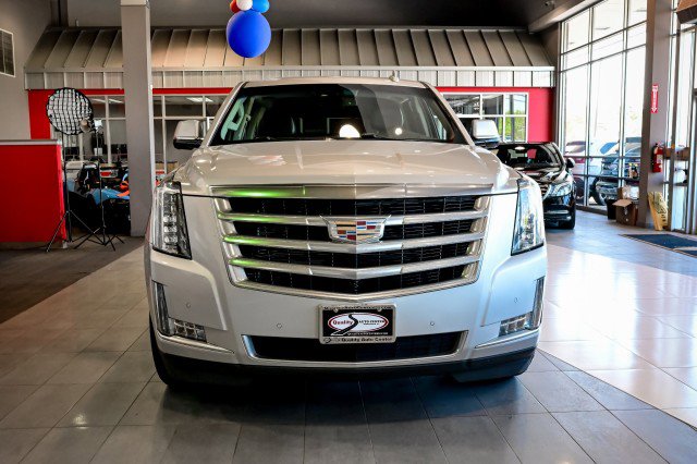 Used 2016 Cadillac Escalade Luxury AWD/4WD image 2