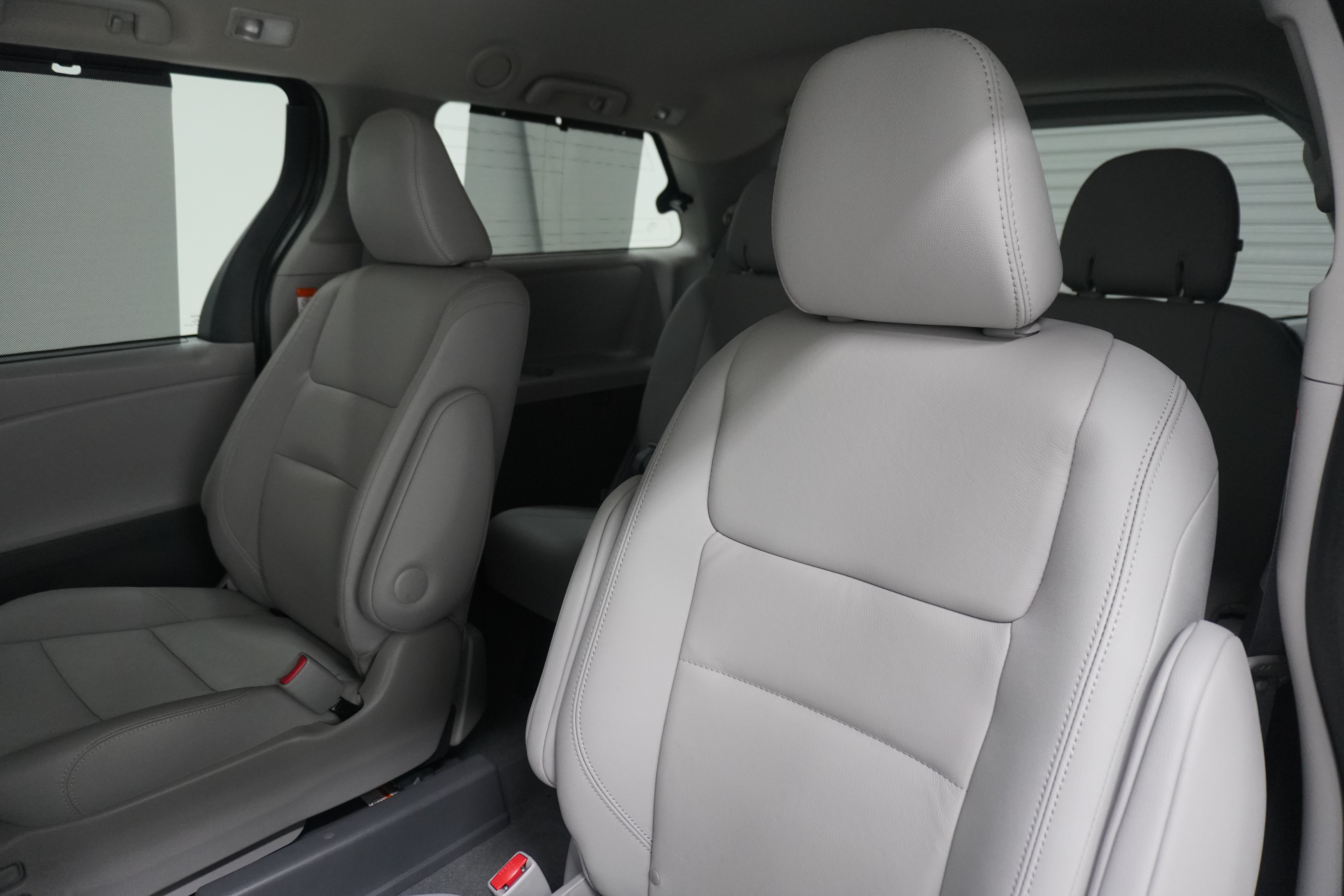 Used 2020 Toyota Sienna XLE w/ XLE Navigation Package FWD image 12