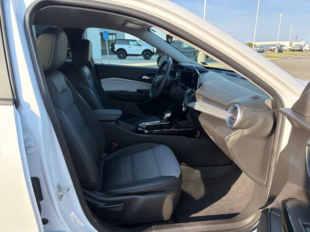 Used 2025 Chevrolet Trax LT FWD image 21