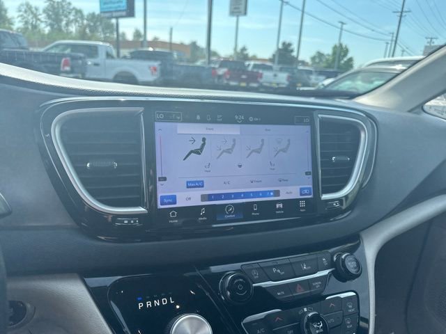 Used 2023 Chrysler Pacifica Touring-L FWD image 25