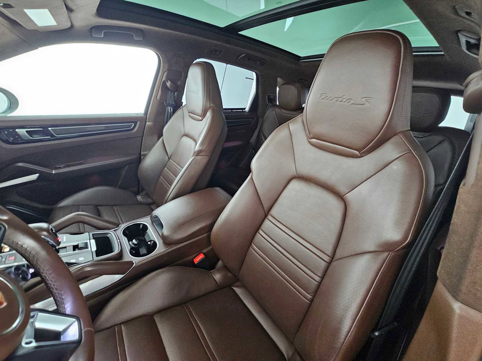 Used 2022 Porsche Cayenne Turbo S w/ Assistance Package image 21