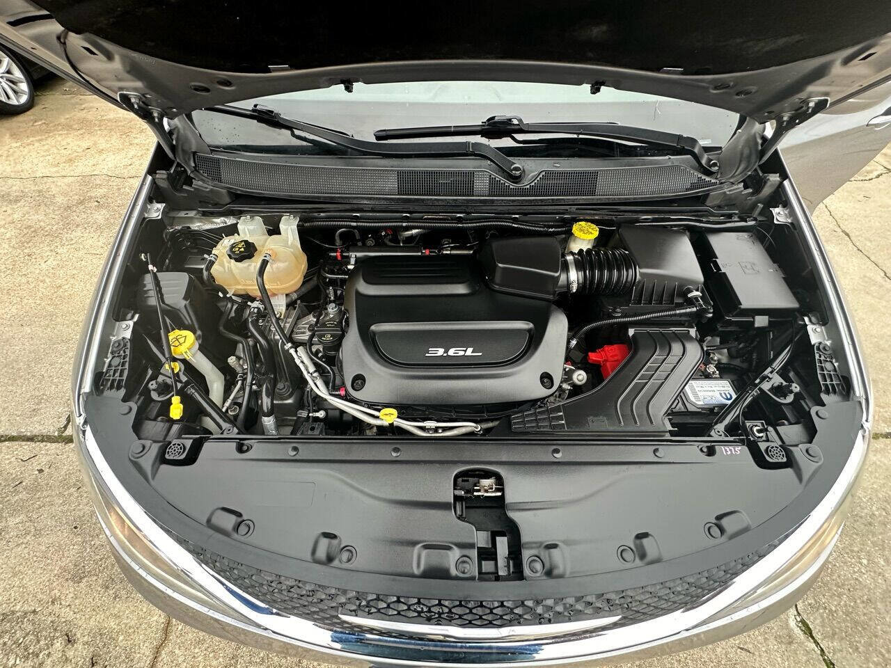Used 2018 Chrysler Pacifica Touring-L Plus FWD image 9