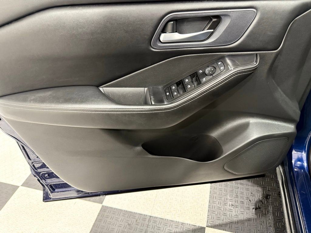 Used 2024 Nissan Rogue SV image 14