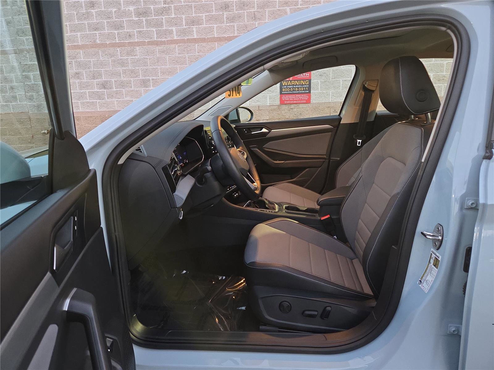 Certified 2025 Volkswagen Jetta SE w/ Sunroof Package image 15