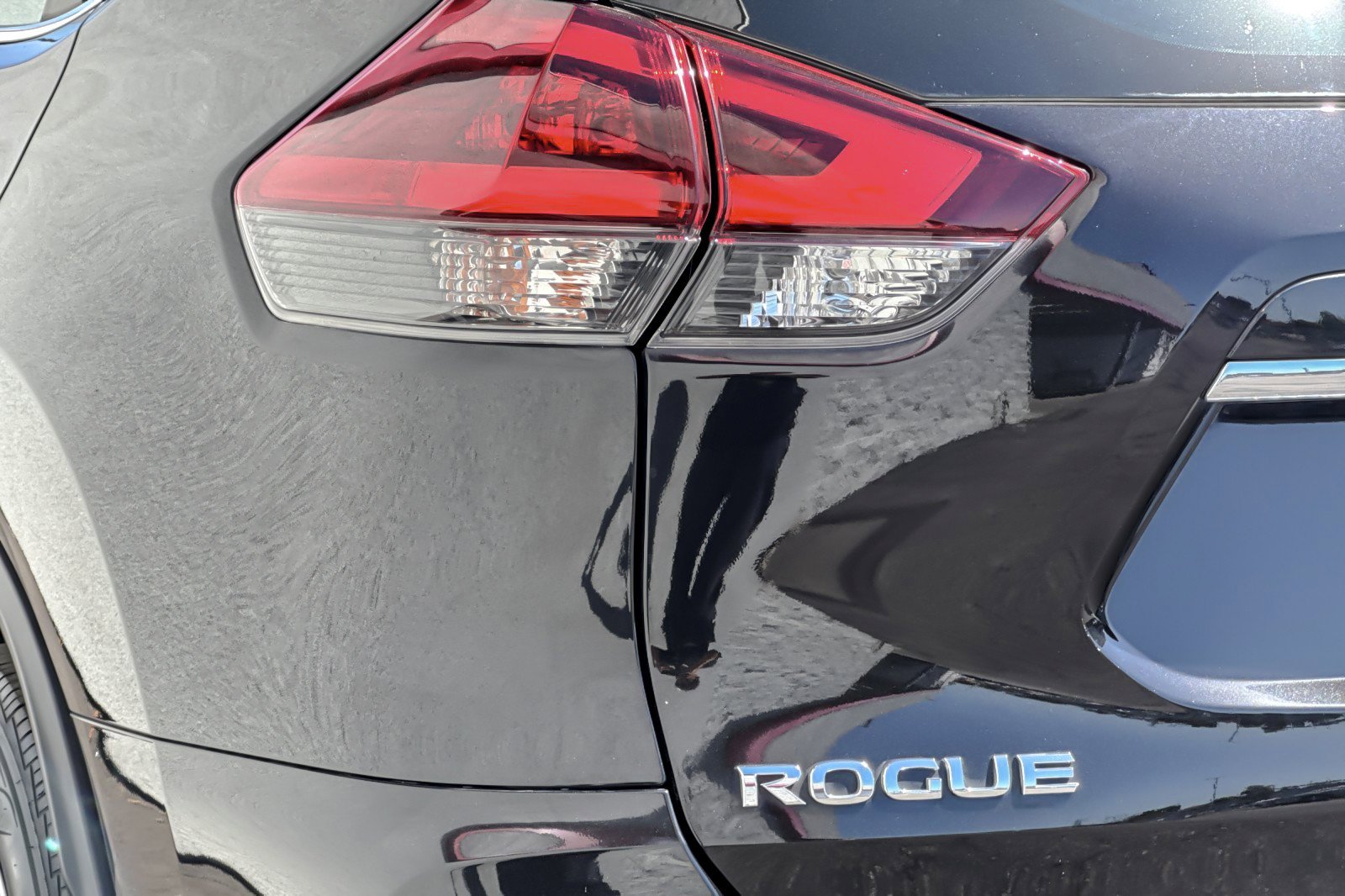 Used 2018 Nissan Rogue S image 25