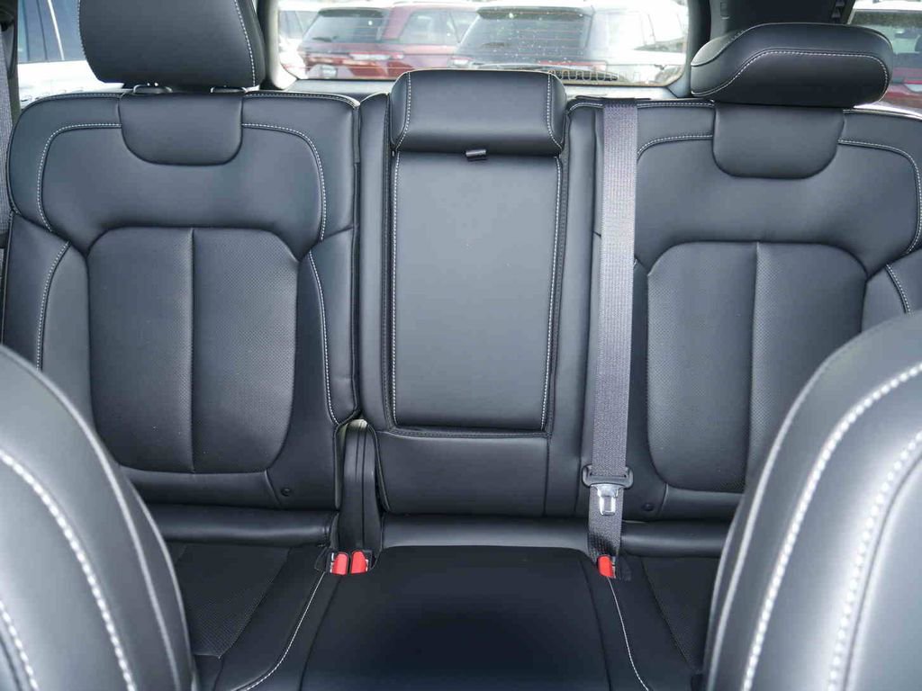 New 2025 Jeep Grand Cherokee Limited w/ Luxury Tech Group II image 38