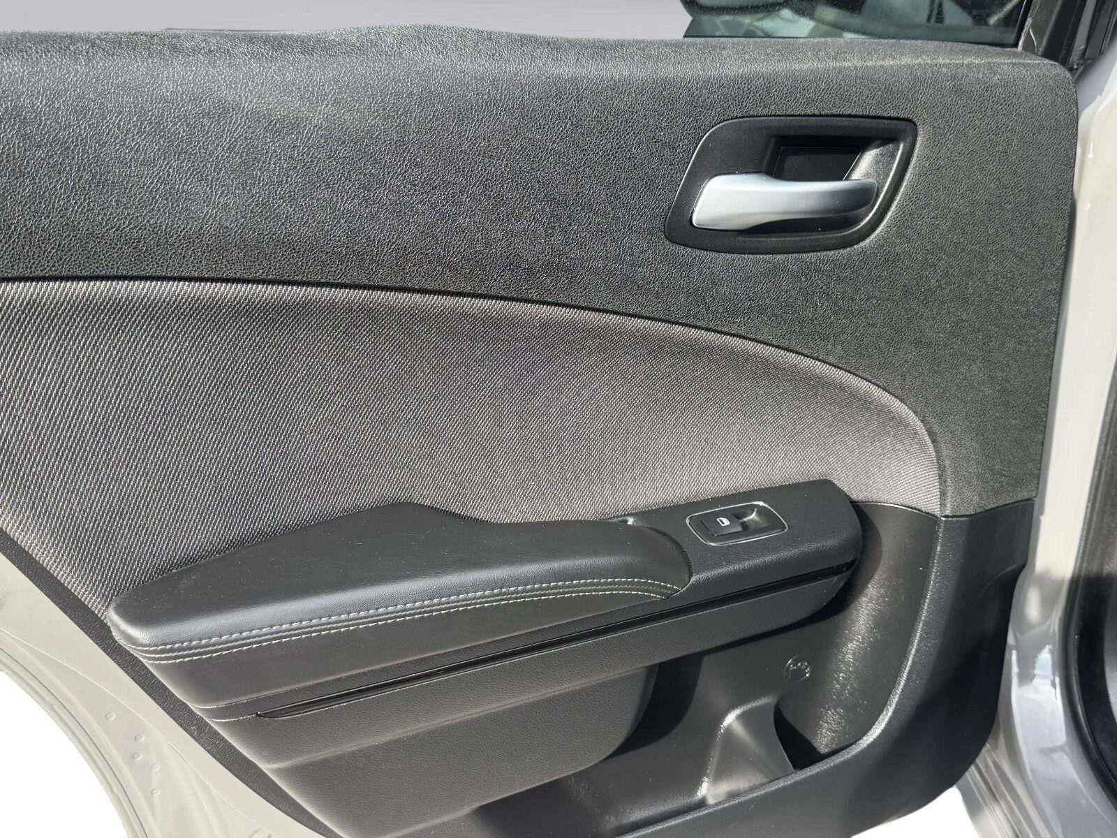 Used 2018 Dodge Charger SXT RWD image 29