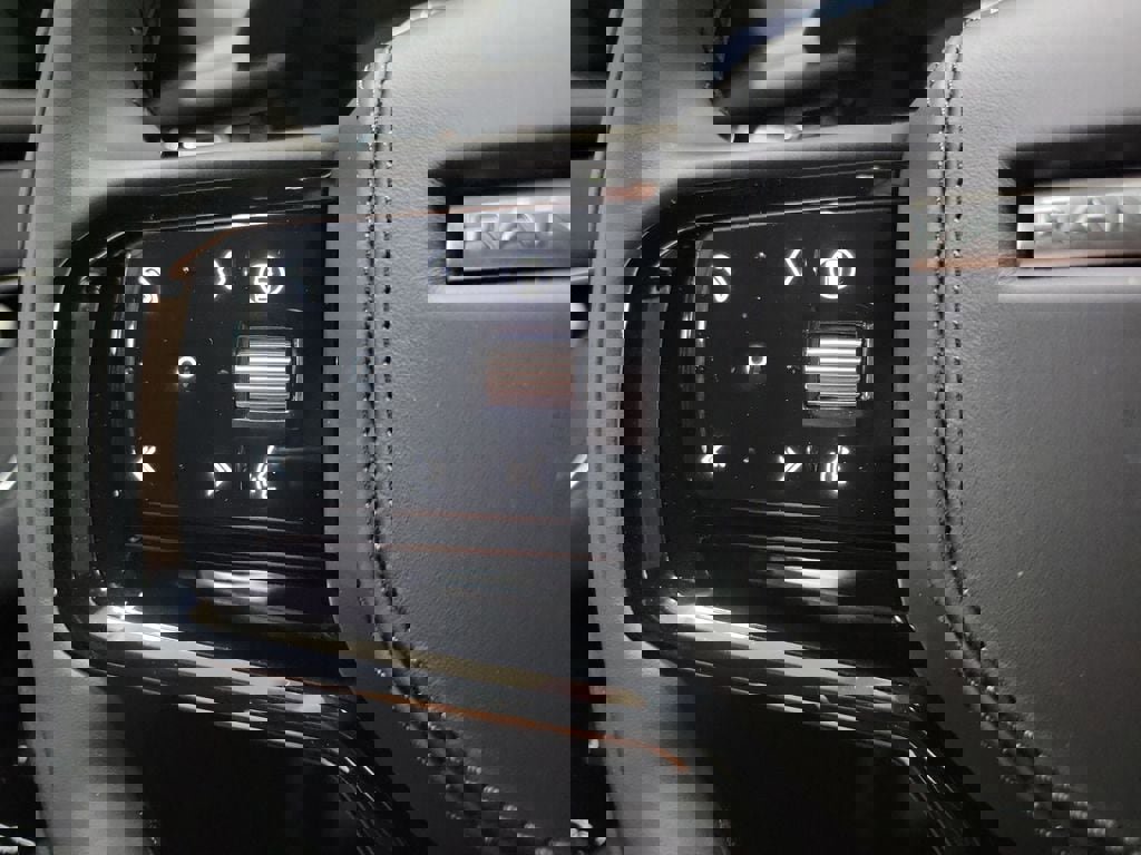 New 2026 Land Rover Range Rover Velar Dynamic SE image 15