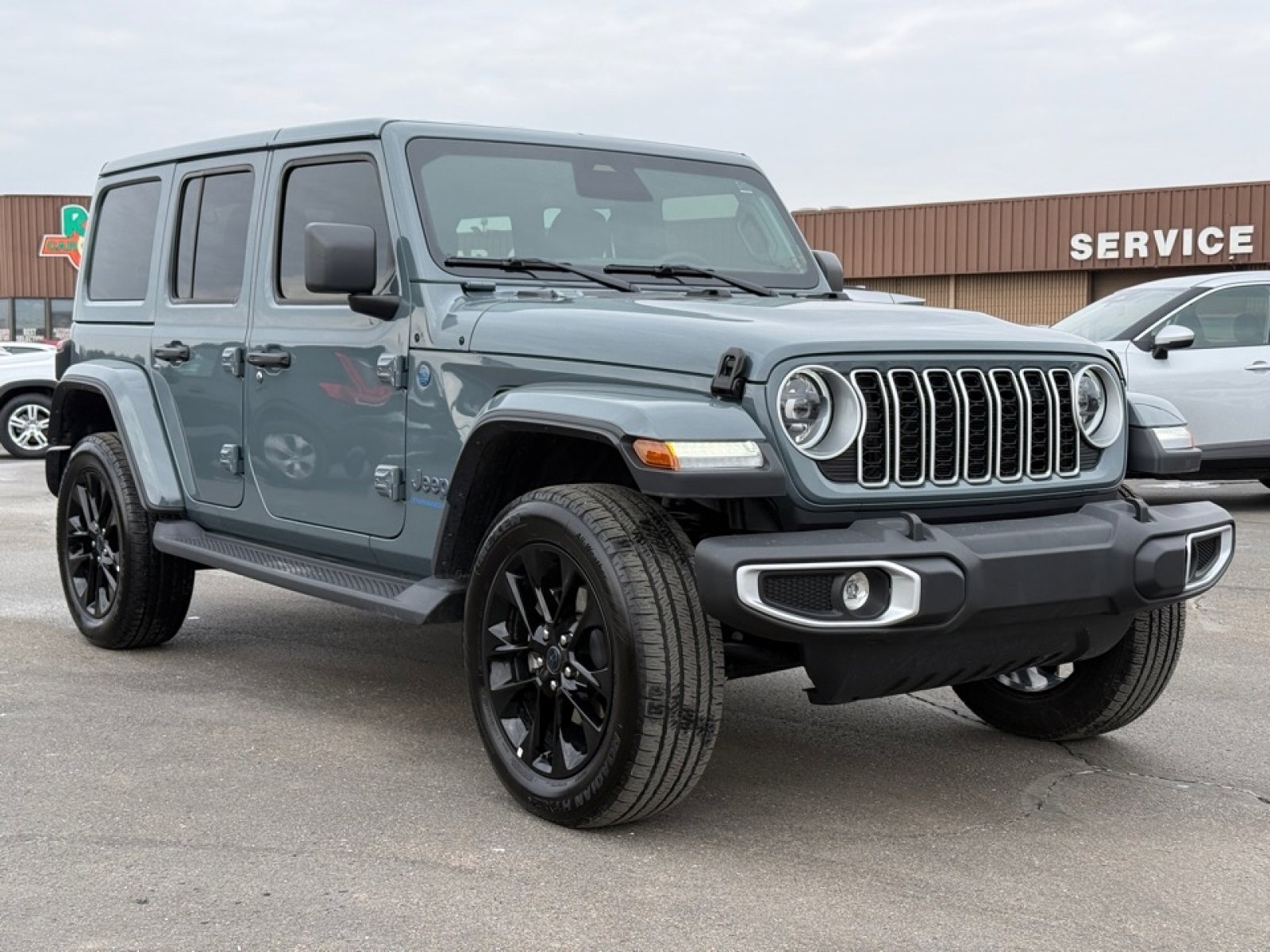 Used 2025 Jeep Wrangler Unlimited Sahara image 2