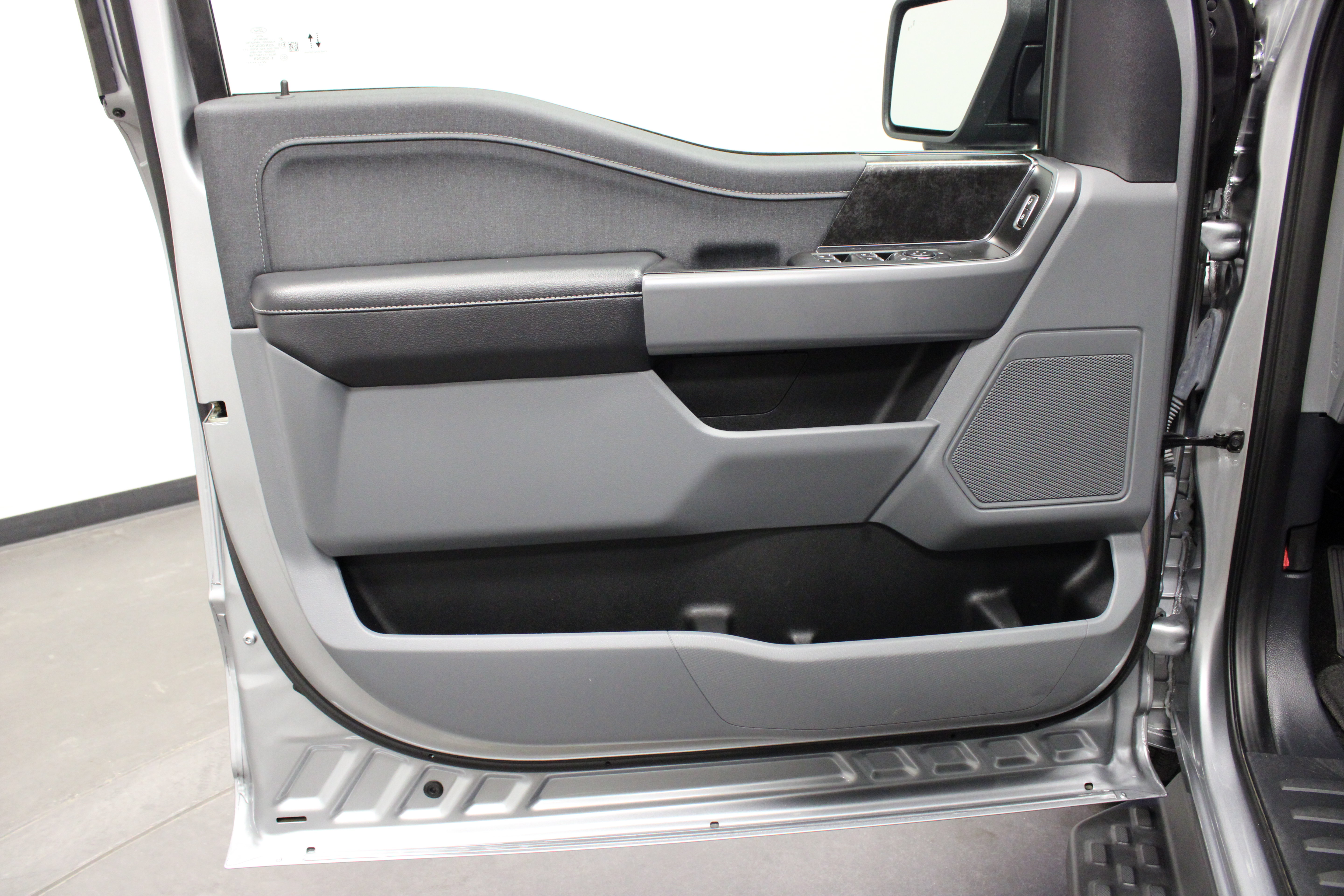 Used 2022 Ford F150 Lightning XLT AWD/4WD image 20