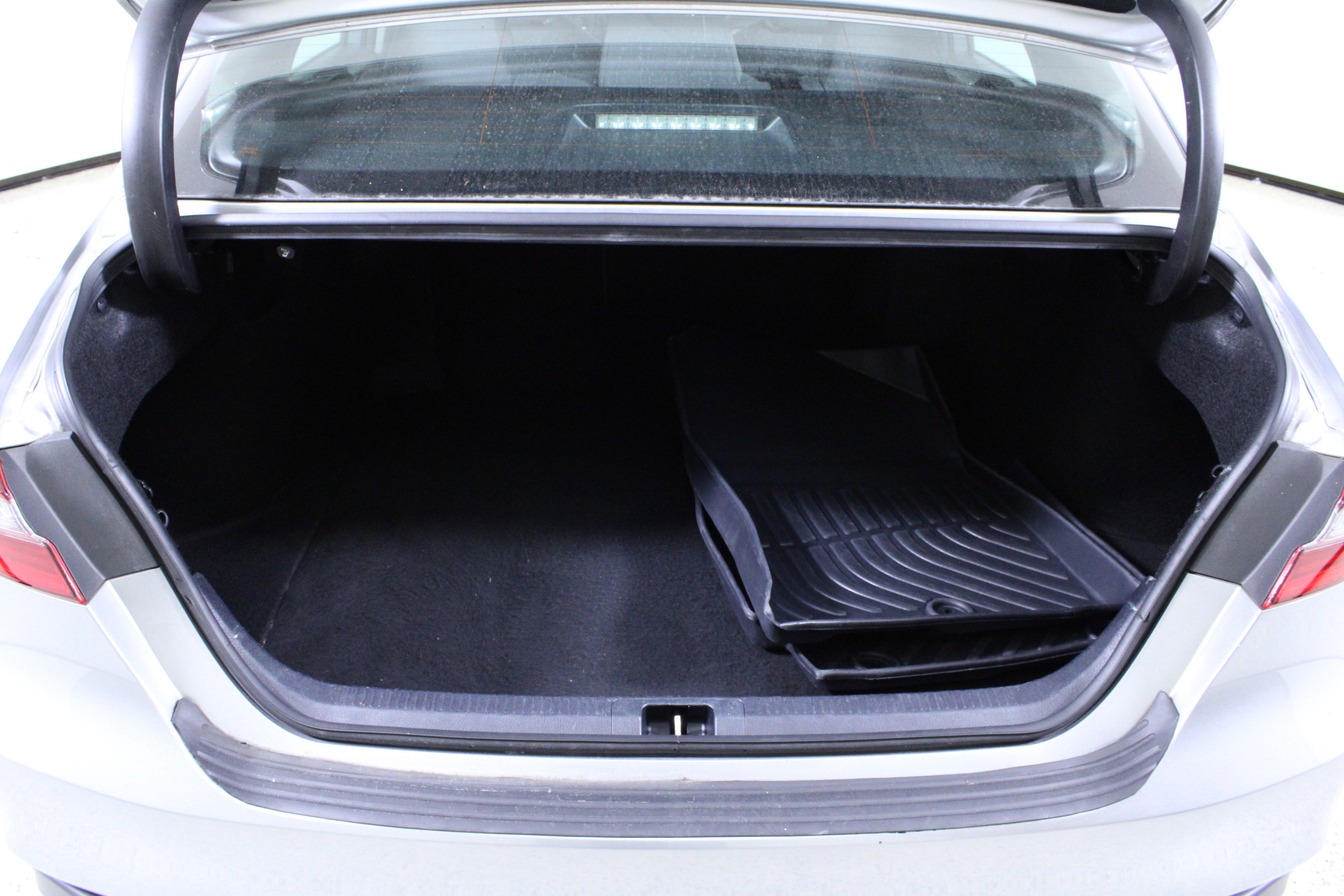 Used 2022 Toyota Camry LE image 10