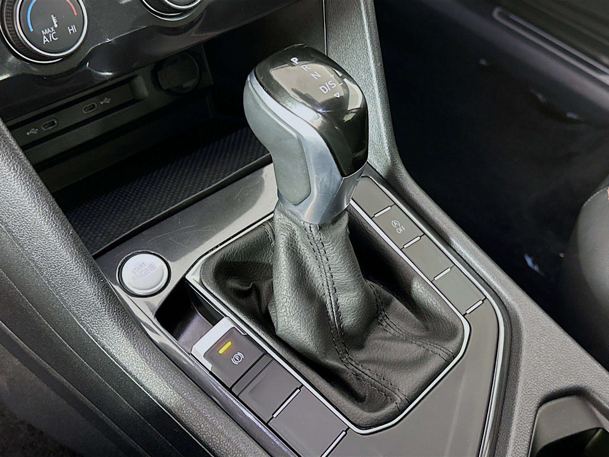 Used 2024 Volkswagen Tiguan SE image 24