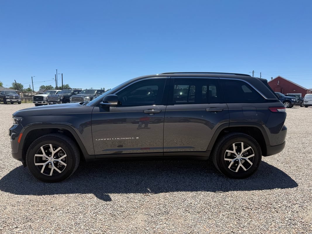 Used 2023 Jeep Grand Cherokee Limited w/ Trailer Tow Prep Group (B) AWD/4WD image 6