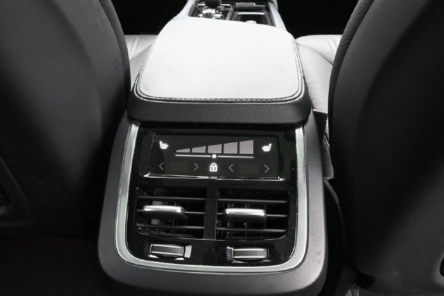Used 2025 Volvo XC90 B6 Plus w/ Protection Package Premier AWD/4WD image 32