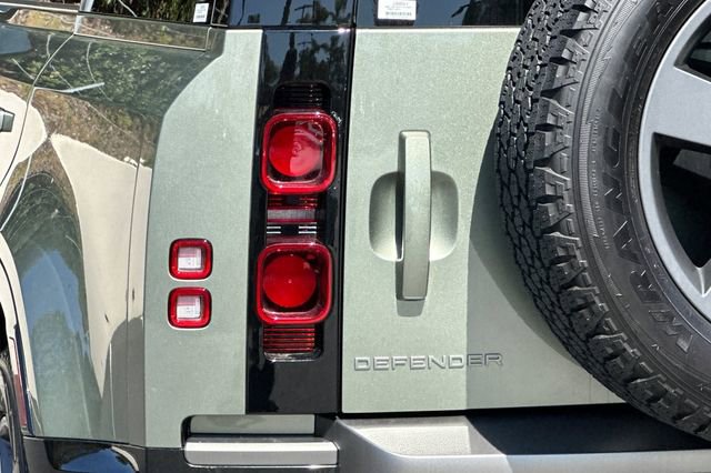 Certified 2025 Land Rover Defender 110 X-Dynamic SE AWD/4WD image 25