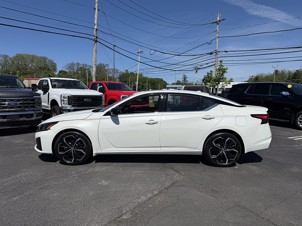 Used 2023 Nissan Altima 2.5 SR w/ SR Premium Package AWD/4WD image 3