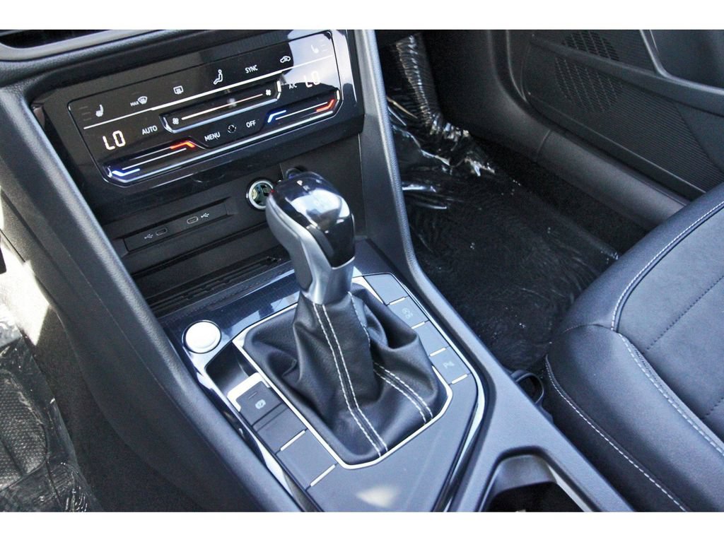 Certified 2025 Volkswagen Taos SE FWD image 30