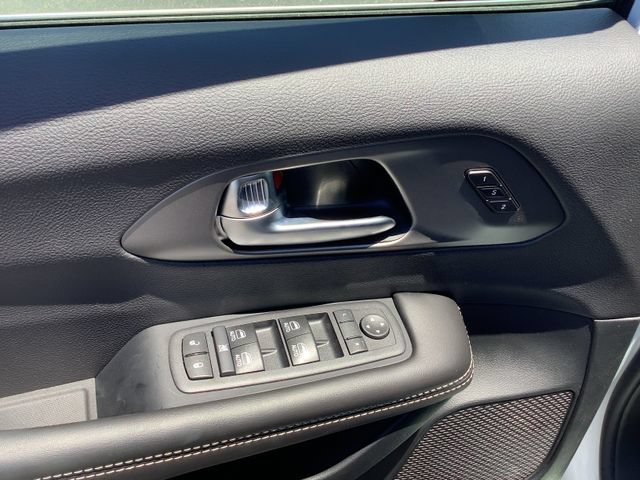 New 2027 Chrysler Pacifica Select FWD image 10