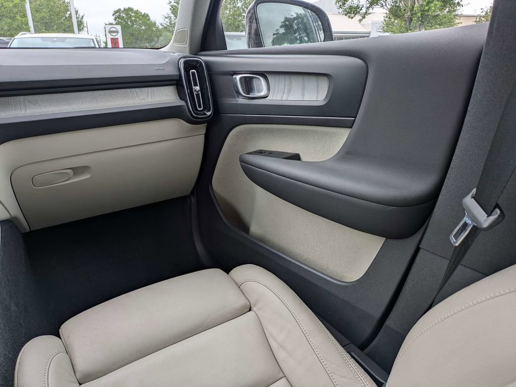 Certified 2023 Volvo XC40 B5 Plus w/ Protection Package Premier AWD/4WD image 21